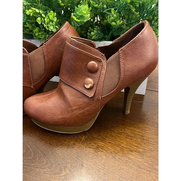 FIONI Clothing Shoes - Cute woman’s heel booties size 7.5